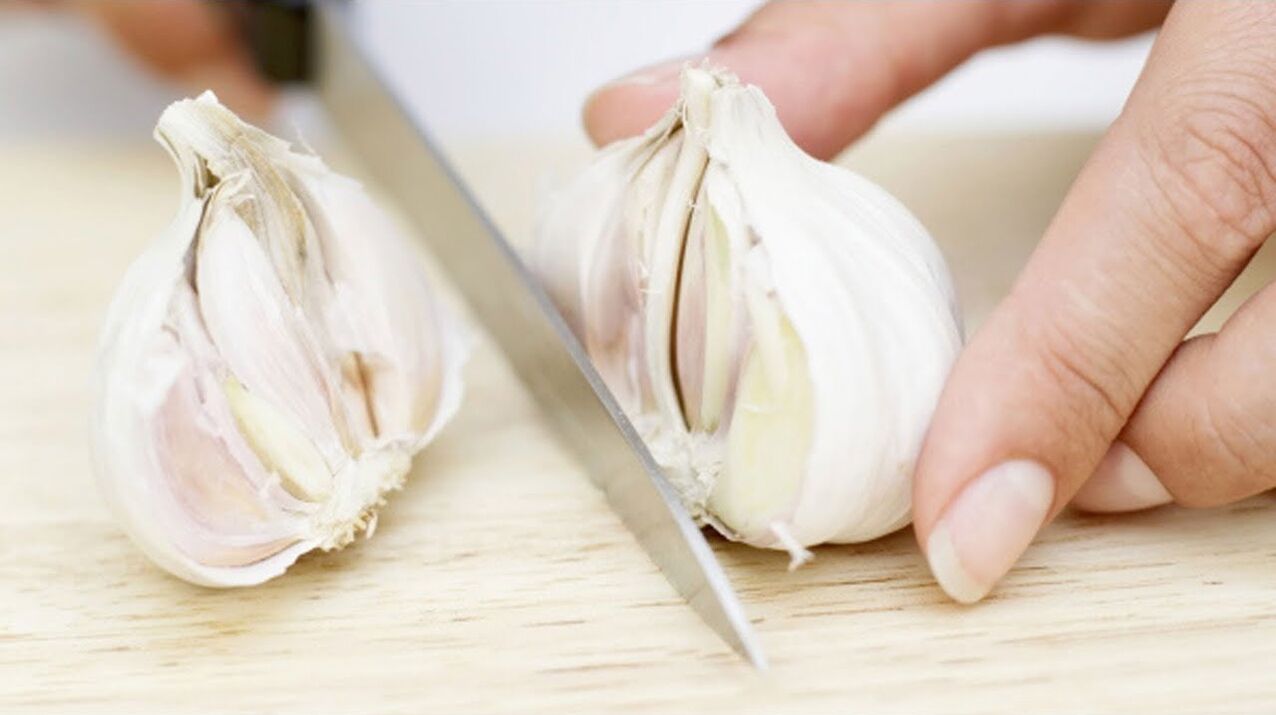 Garlic a popular remedy to combat toenail fungus